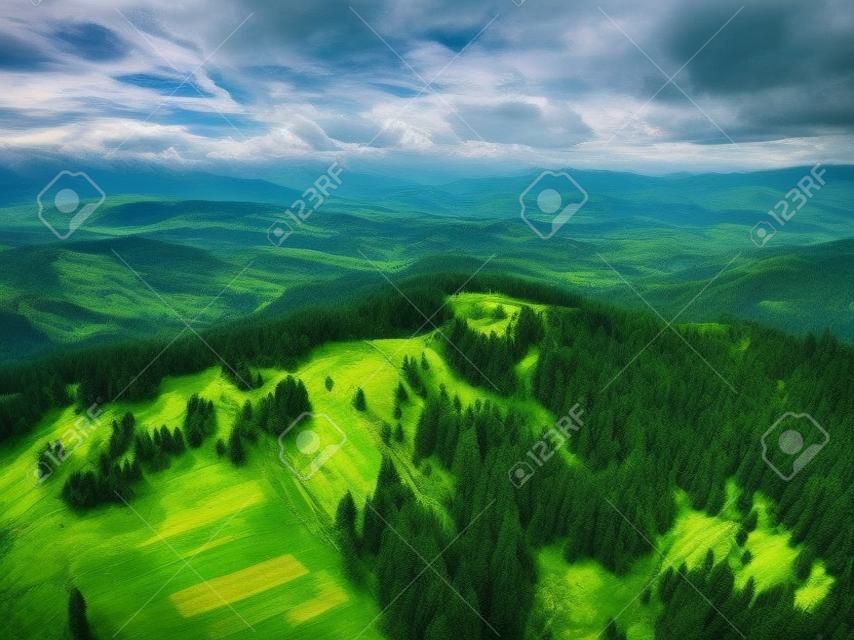vista aérea de las montañas de los Cárpatos en tiempo nublado. paisaje