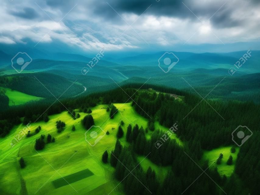 Widok z lotu ptaka na Karpaty w pochmurną pogodę. krajobraz
