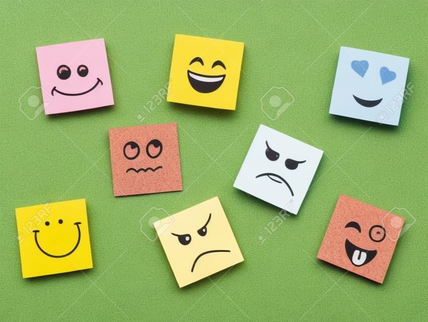 placa de cortiça com notas auto-adesivas coloridas representando vários emoticons com várias emoções conceito de comunicação