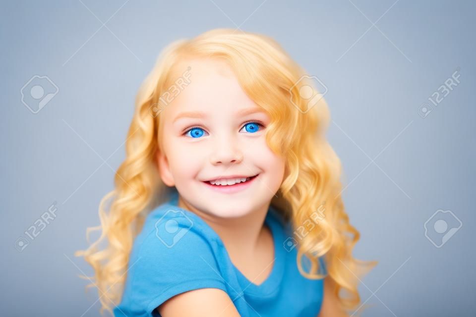 Lindo rosto sorridente feliz de uma menina com cabelo loiro dourado e olhos azuis, isolado.