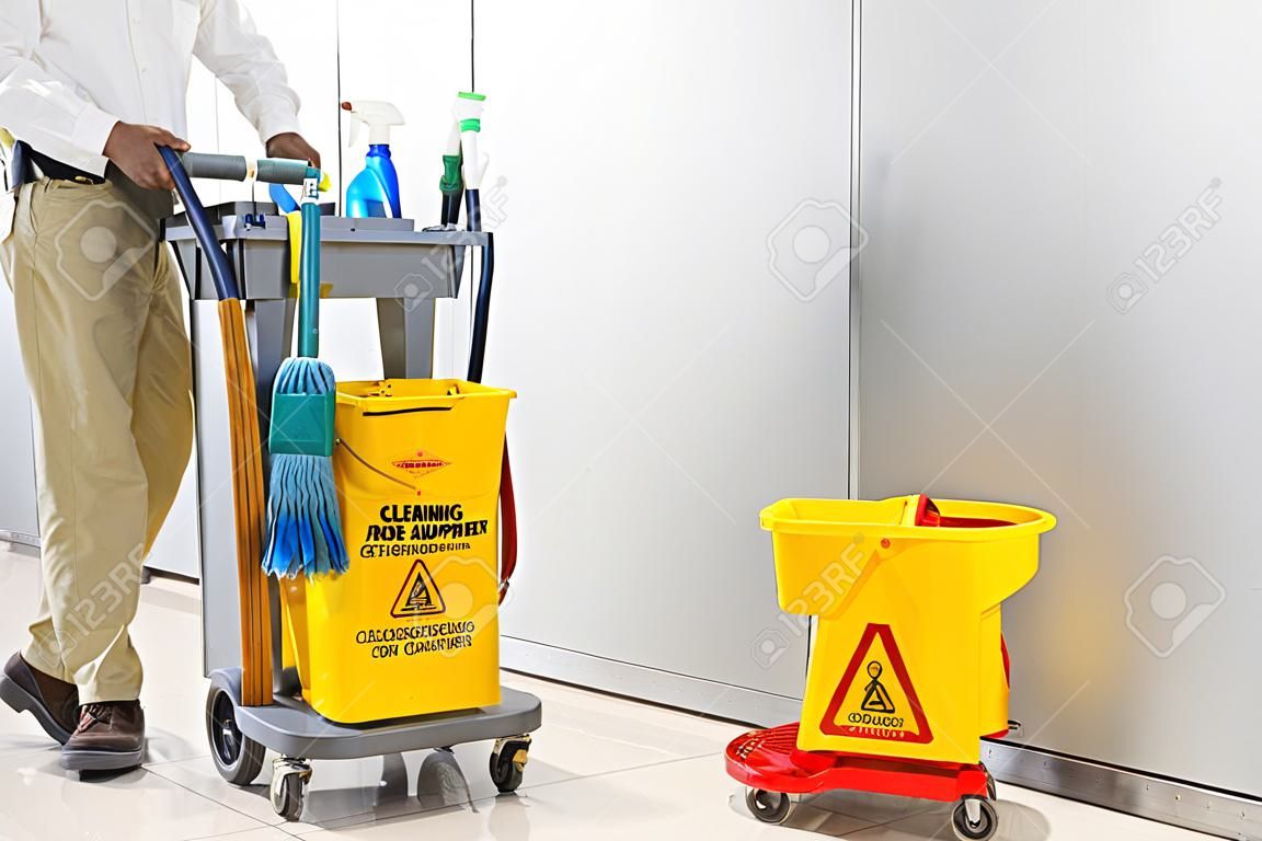 Seau de lavage jaune et ensemble d'équipements de nettoyage à l'aéroport