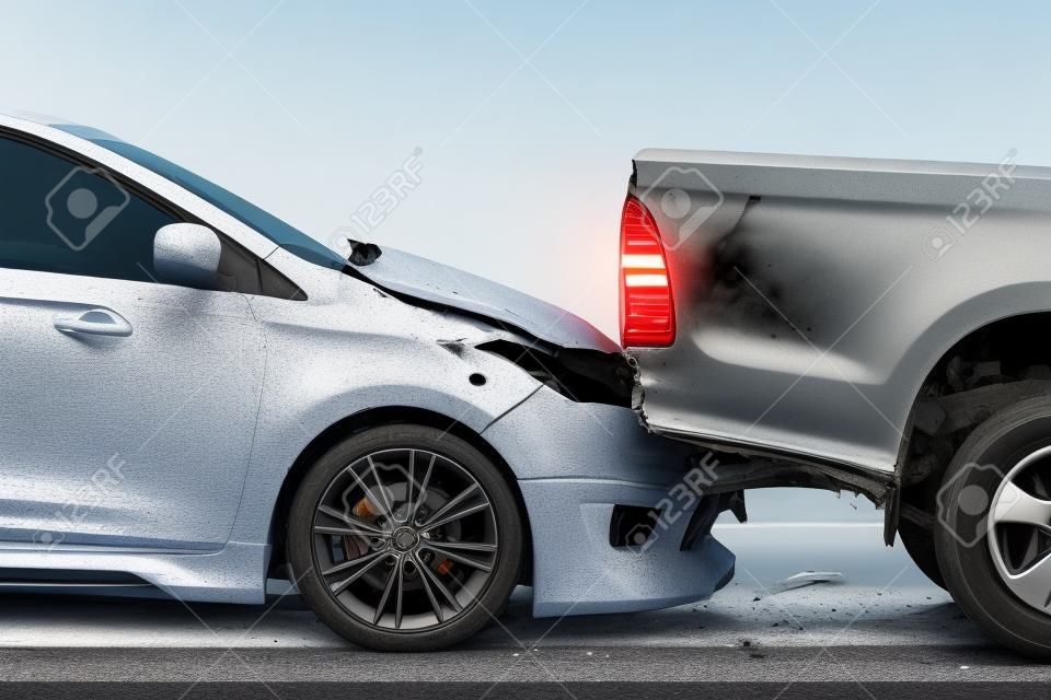 Автомобильная авария с участием двух автомобилей на дороге