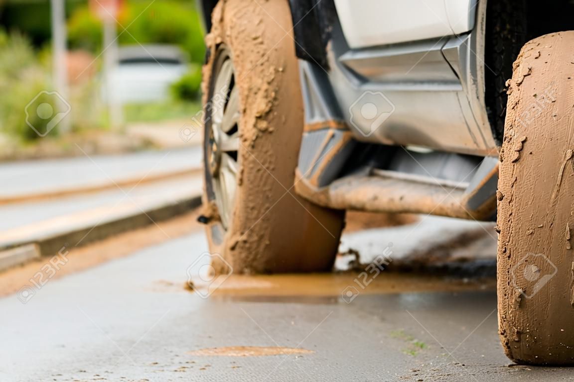 Roue de voiture SUV sale de boue et d'argile. Stationnement sur la route pour un concept de conduite sûr