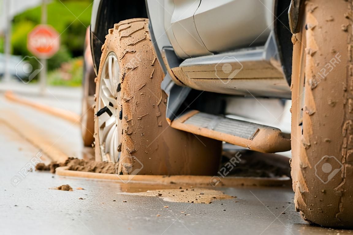 Ruota di un'auto SUV con sporco di fango e argilla. Parcheggiare su strada per un concetto di guida sicura