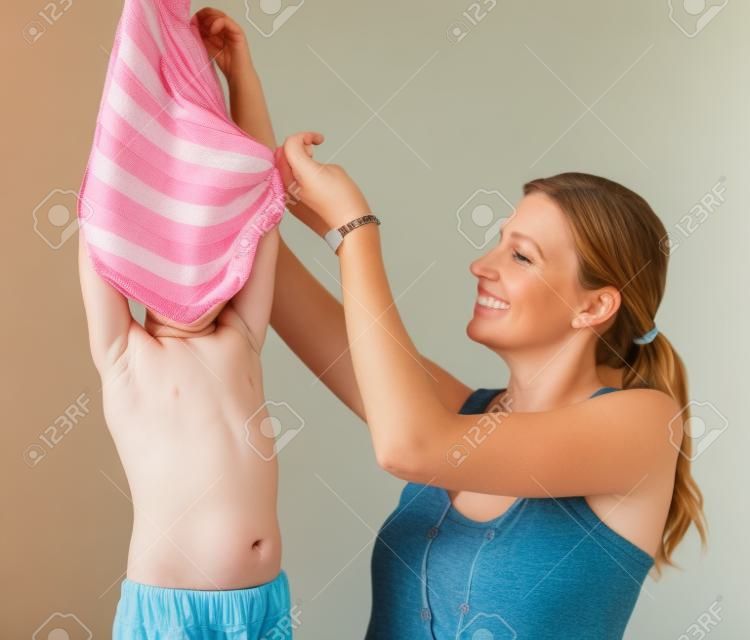 Retrato de la madre con su hijo durante el cambio de la ropa