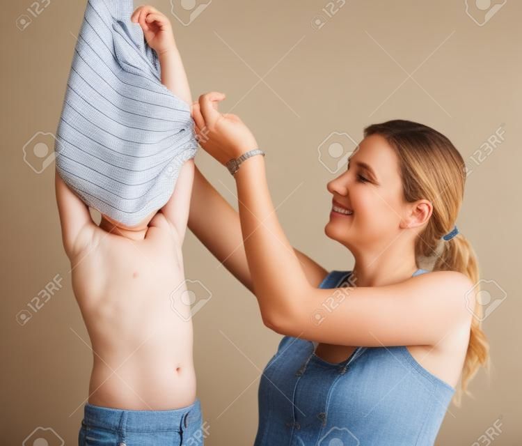 Retrato de la madre con su hijo durante el cambio de la ropa