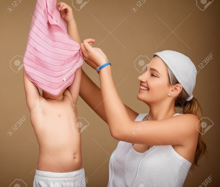 portré anya és gyermeke ruházat cseréje közben