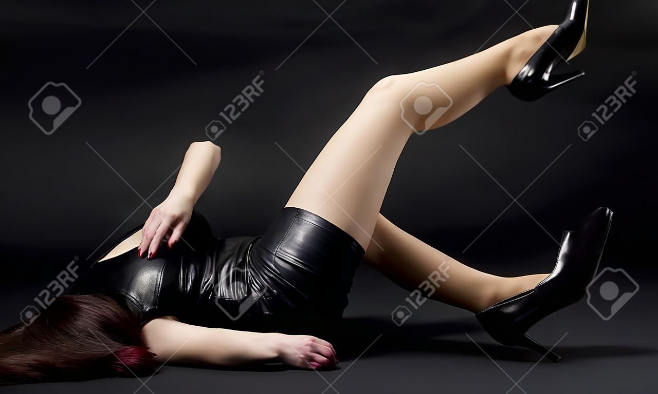 femme couchée en costume noir et chaussures
