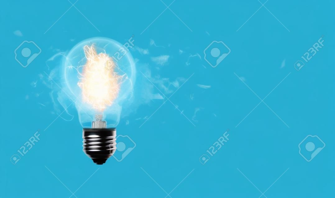 Explodierende Glühbirne auf einem blauen Hintergrund