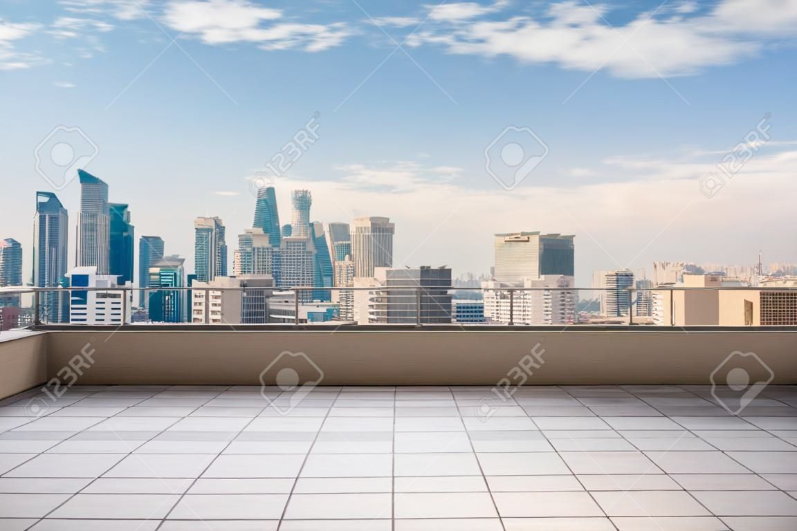 Cityscape arka plan ile boş çatı üst balkon