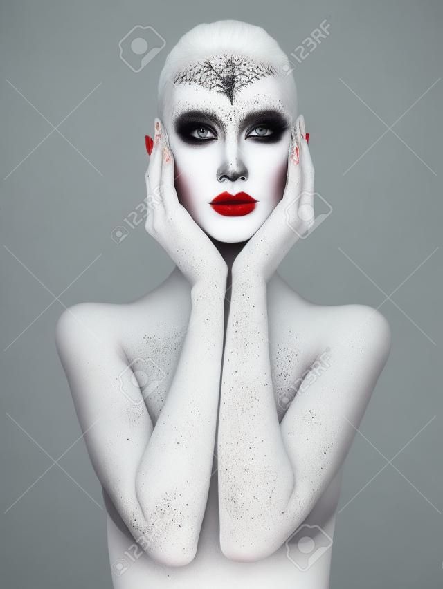 ボディアートの女性。概念的なハロウィーンのメイクアップ。塗装白い粉肌の美女の子