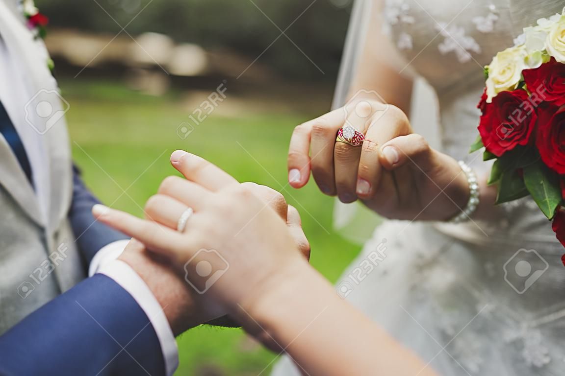 신부와 신랑은 결혼반지를 손가락에 끼웠다.