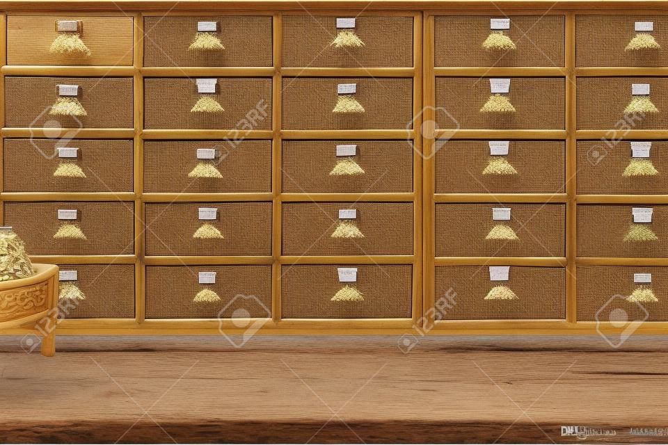 草藥店或中藥店乾木制古董櫃用於醫藥儲存