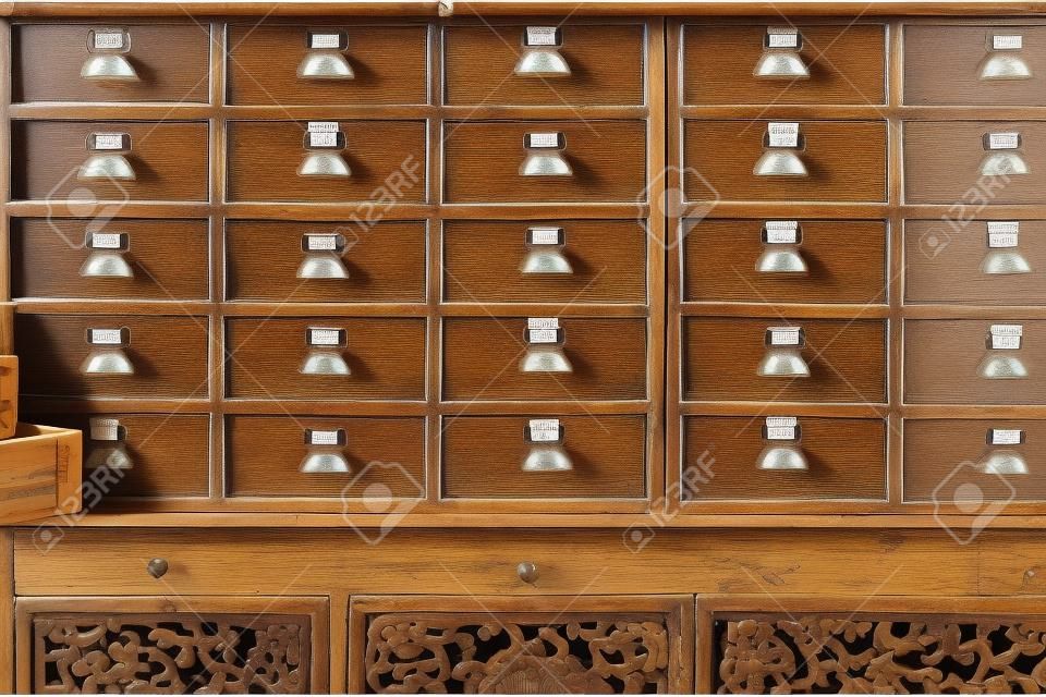 草藥店或中藥店乾木制古董櫃用於醫藥儲存