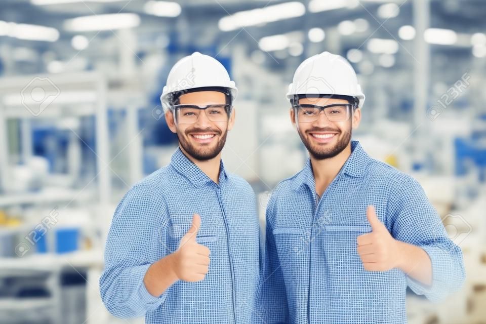 Equipe de trabalhador feliz sorrindo mão mostrar polegar para cima para o bom trabalho na fábrica.