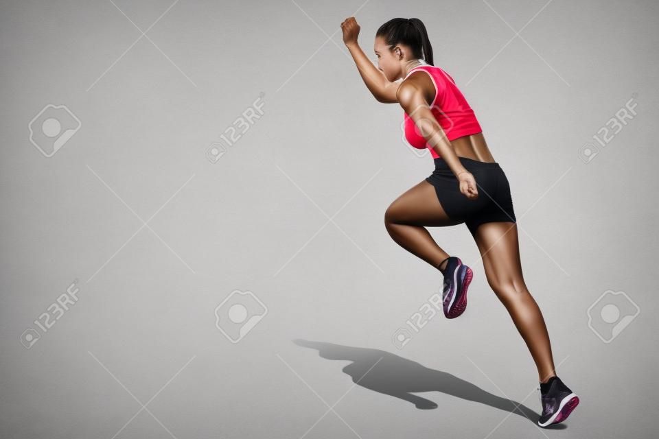 흰색 배경에 격리된 고출력 근력으로 달리는 스포츠 여자 선수