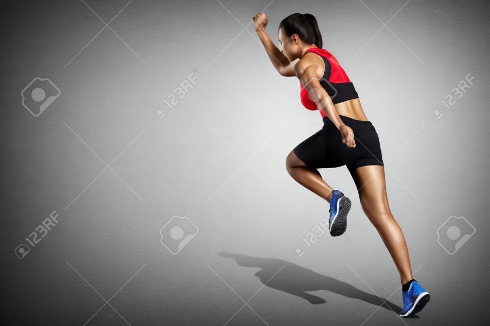 흰색 배경에 격리된 고출력 근력으로 달리는 스포츠 여자 선수