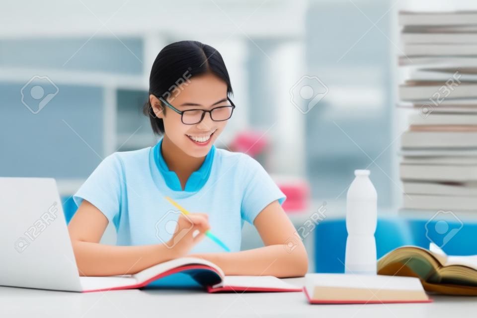 Examen d'une adolescente universitaire asiatique lisant un livre éducation apprenant un mode de vie étudiant intelligent.