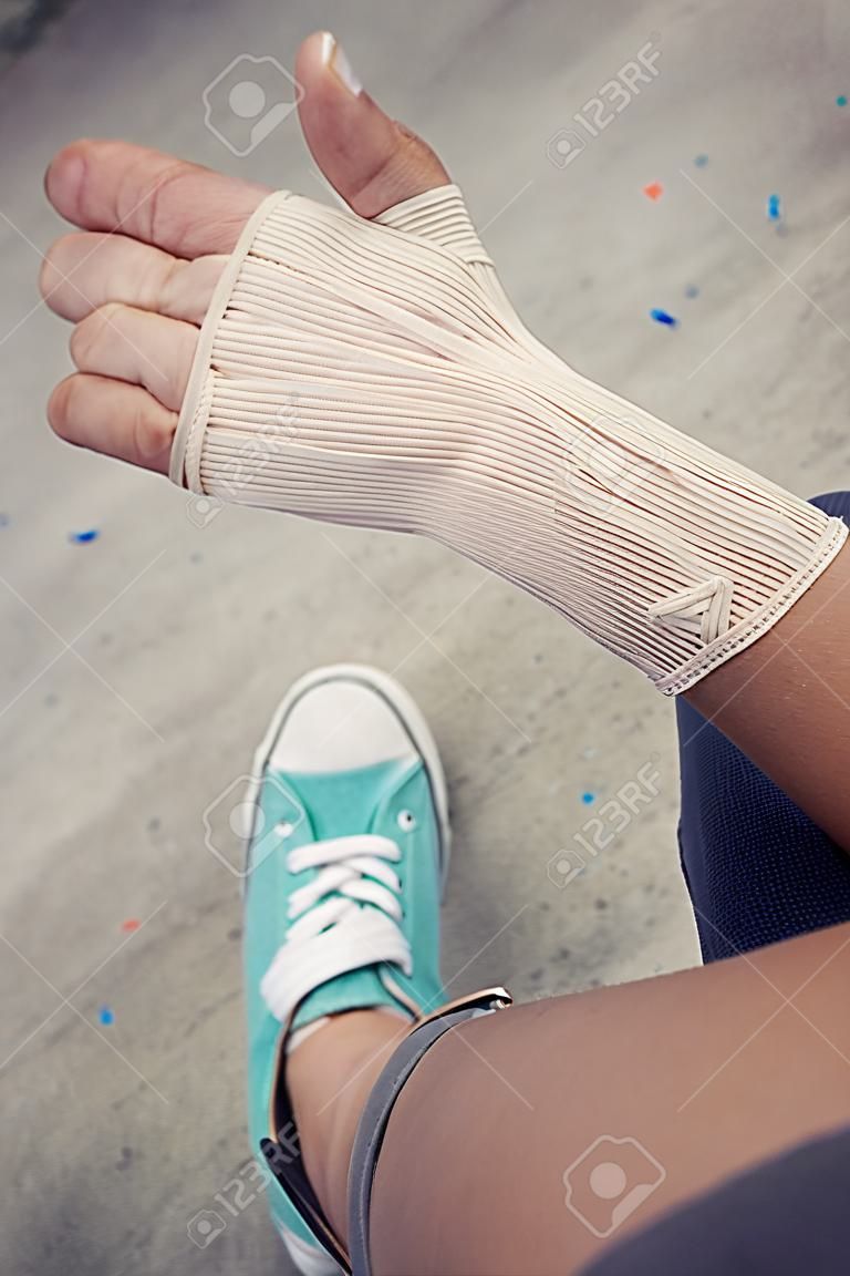Autofoto del vendaje de la mano con los zapatos