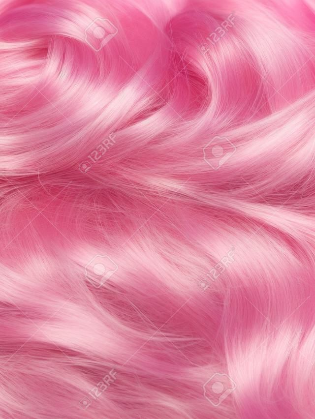 Cheveux de perruque sur fond rose
