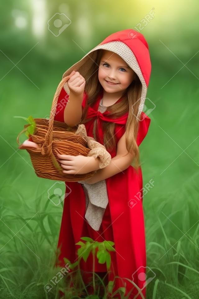 chica en la madera con una canasta en manos del cuento de hadas Caperucita Roja