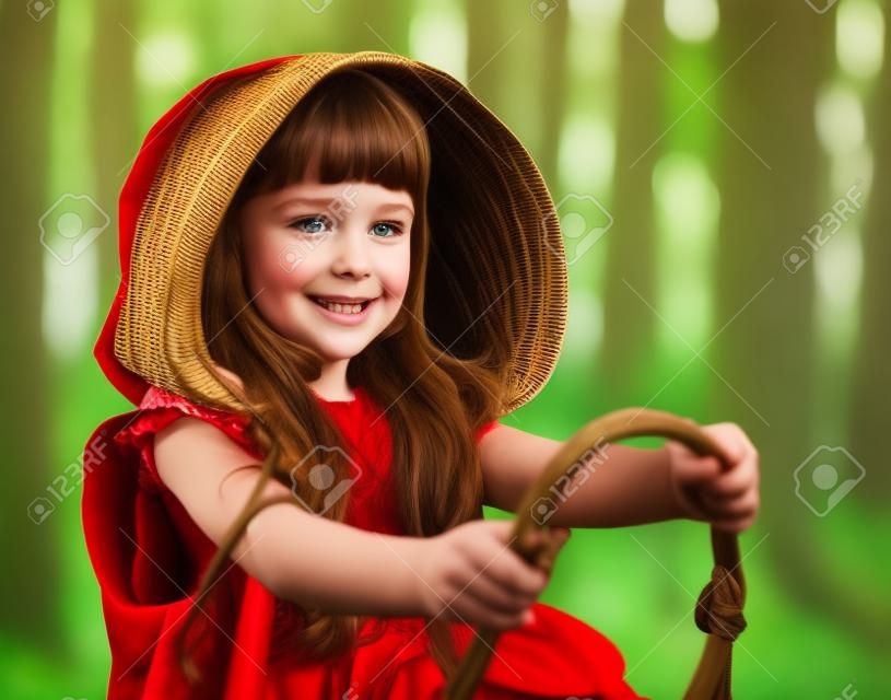 chica en la madera con una canasta en manos del cuento de hadas Caperucita Roja