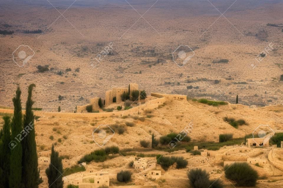 Mała wioska i izraelska bariera na zachodnim brzegu lub mur - bariera oddzielająca na zachodnim brzegu w Izraelu. widok z wiatraka Montefiore