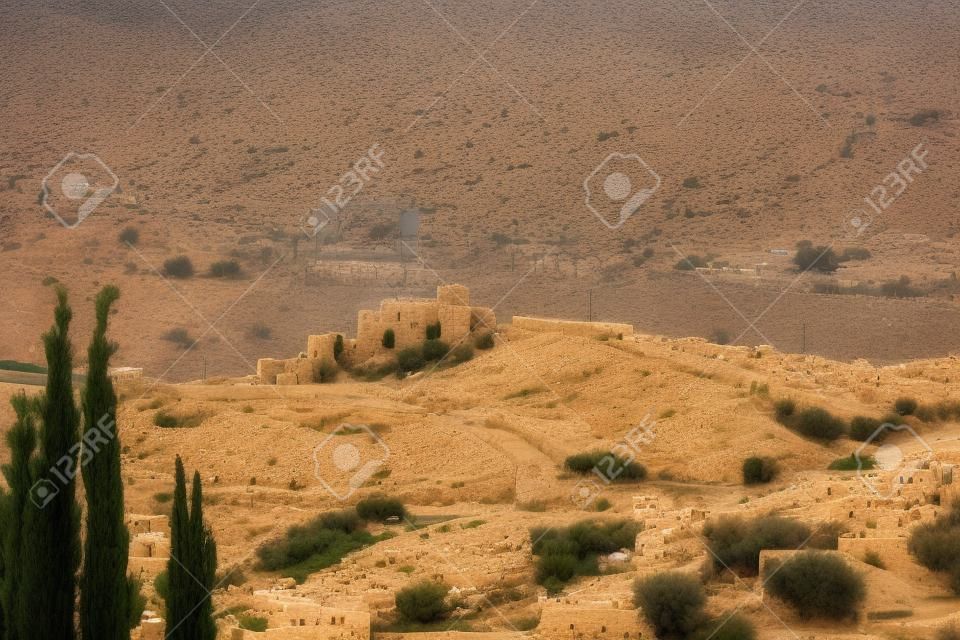 Mała wioska i izraelska bariera na zachodnim brzegu lub mur - bariera oddzielająca na zachodnim brzegu w Izraelu. widok z wiatraka Montefiore
