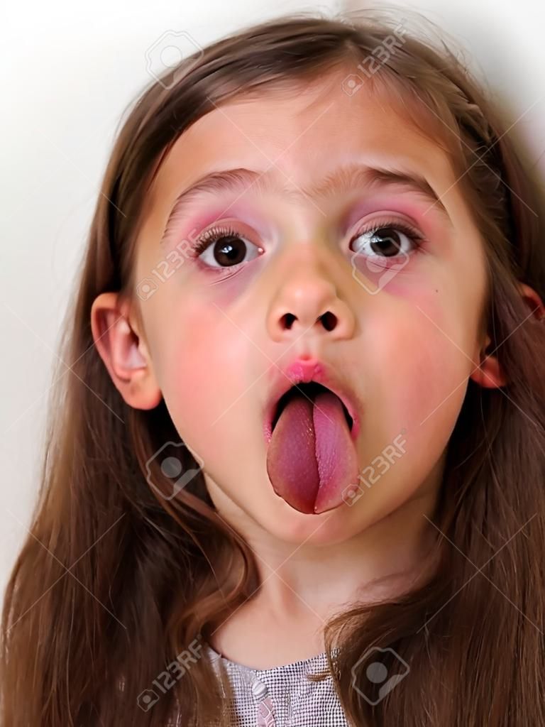 小女孩伸出舌頭