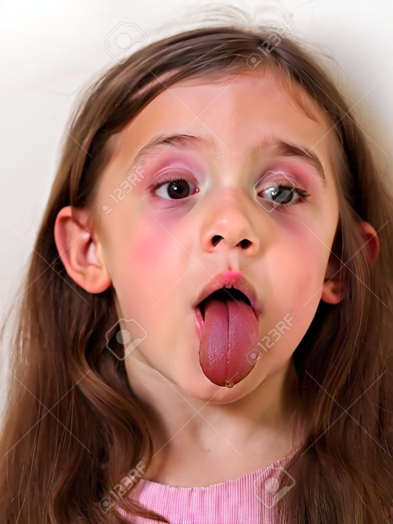 舌头伸出来的小女孩