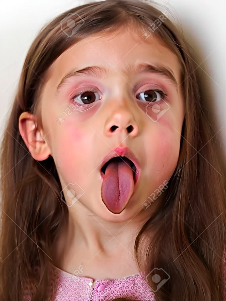 Petite fille coller la langue sur