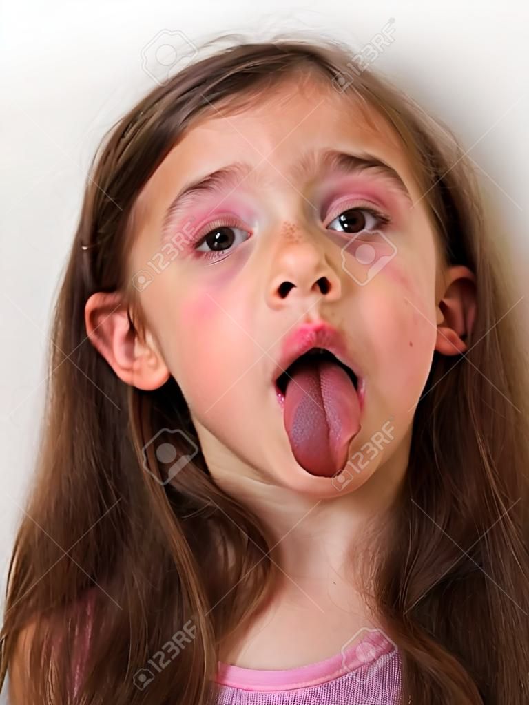 小女孩伸出舌頭