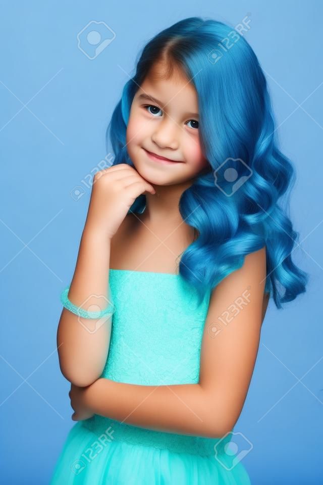 Pre-teen dziewczyna z pięknymi włosami w niebieskiej sukience.