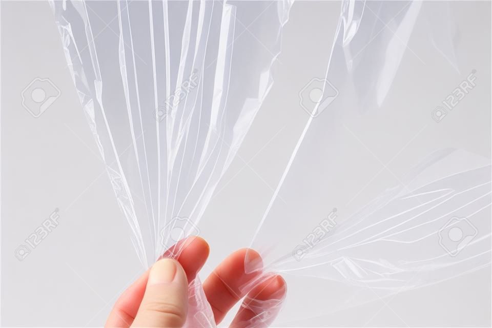 filme plástico transparente do alimento do embrulho no fundo branco.