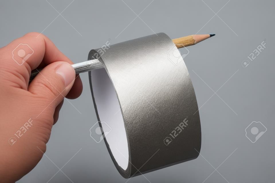 Silber Reparatur Klebeband und Bleistift mit weißem Hintergrund