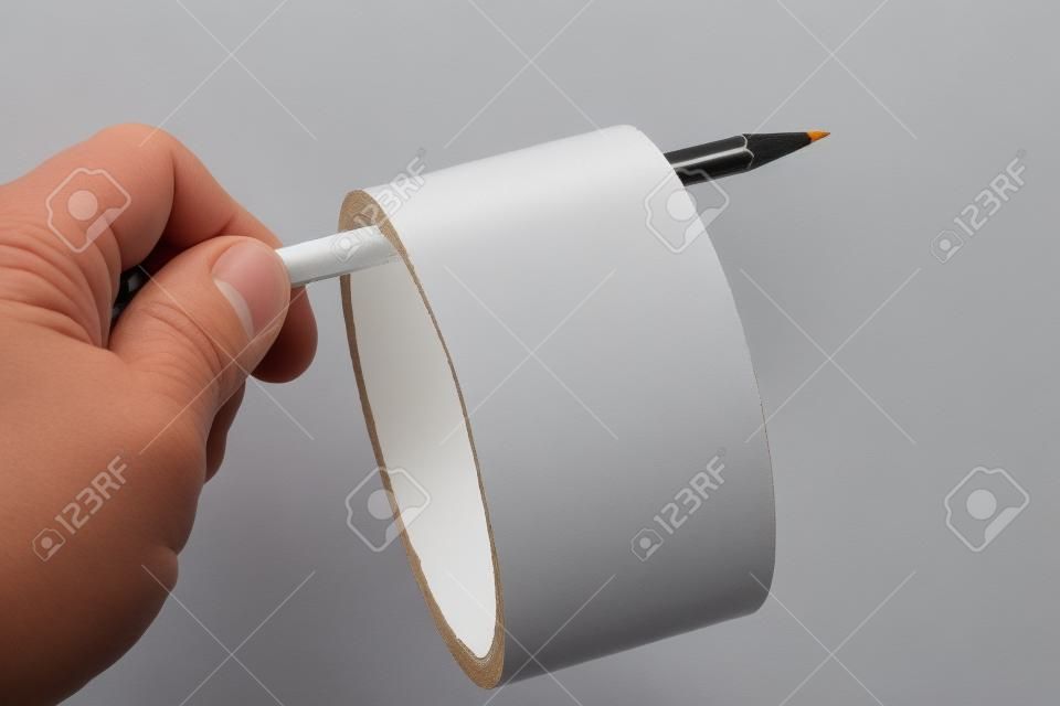 Silber Reparatur Klebeband und Bleistift mit weißem Hintergrund