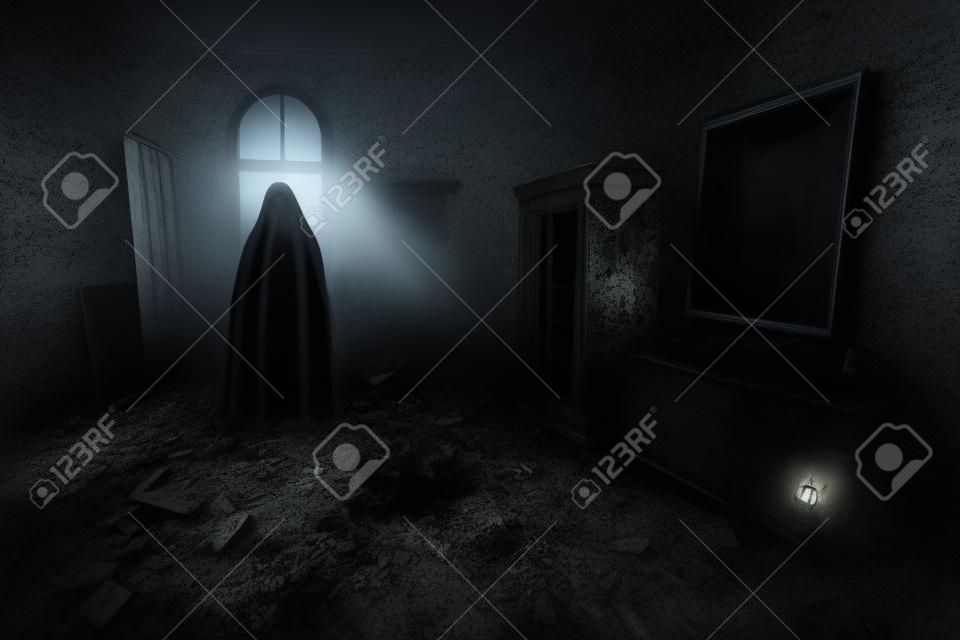 Figura fantasma semi transparente escura na sala abandonada, interior da casa assombrada à luz da lua à noite com escombros no chão e atmosfera assustadora.