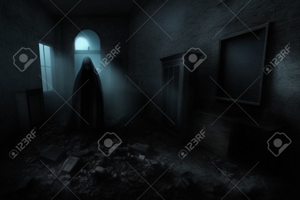 Figura fantasma semi transparente escura na sala abandonada, interior da casa assombrada à luz da lua à noite com escombros no chão e atmosfera assustadora.