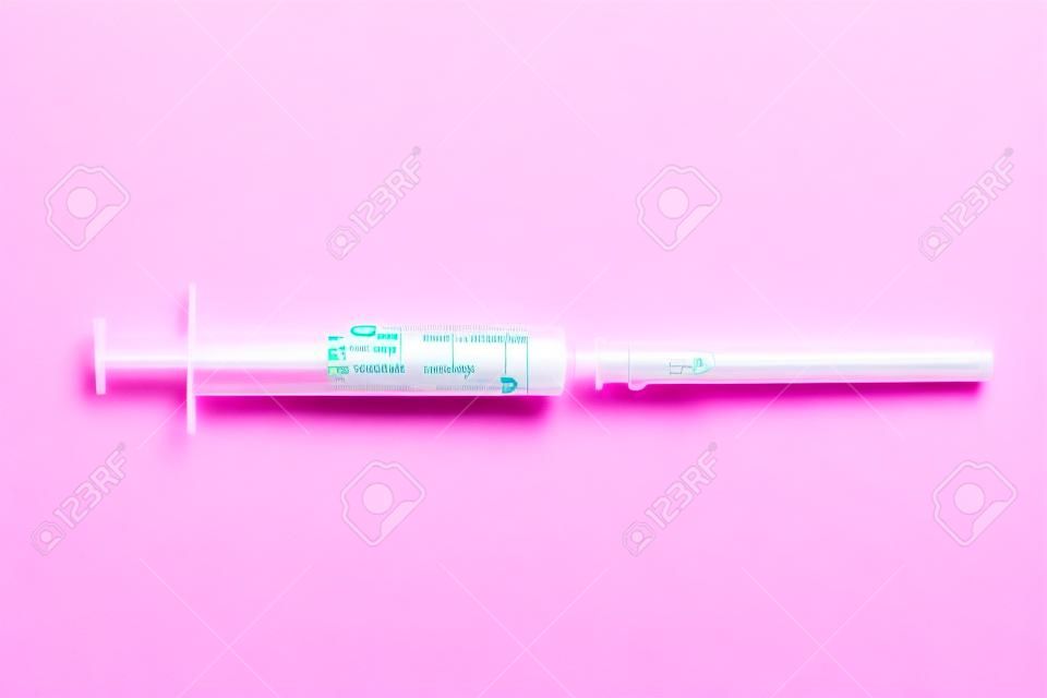 Jednorazowa strzykawka izolowana na różowym tle opieka zdrowotna i medycyna