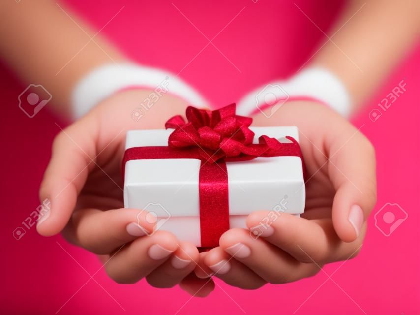 Руки держат красивую подарочную коробку, женщина дает подарок, рождественские праздники и приветствия концепцию сезона, мелкой степенями свободы