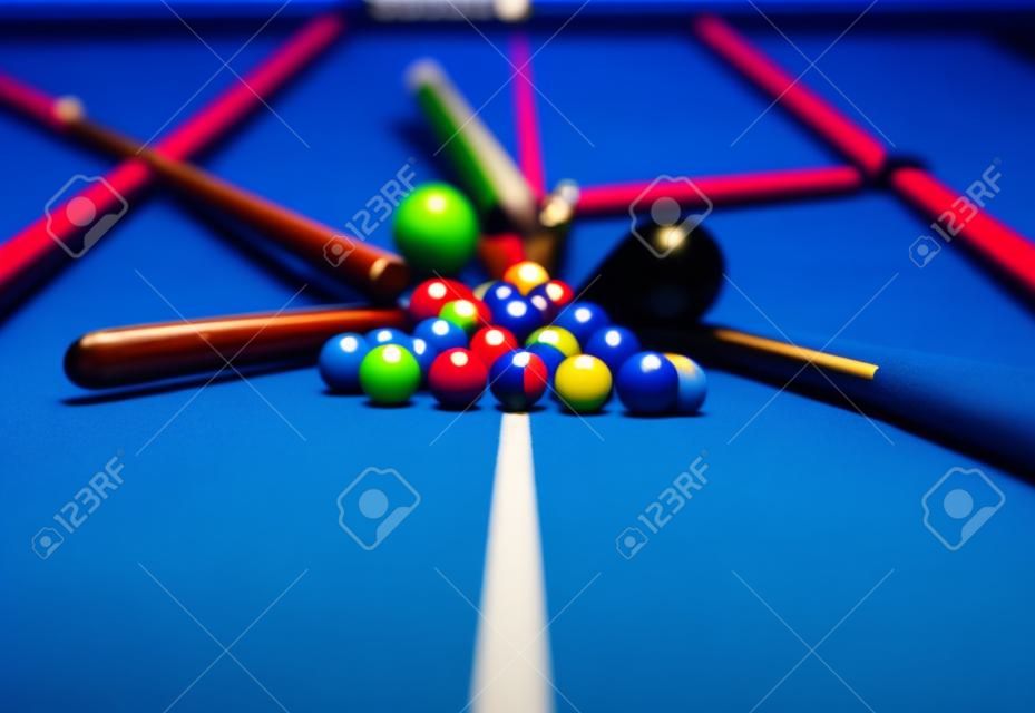 Blauwe biljarttafel met kleurrijke ballen, begin van het spel, slow motion, zachte focus, snooker bar, entertainment in nachtclub, hobby en sport concept