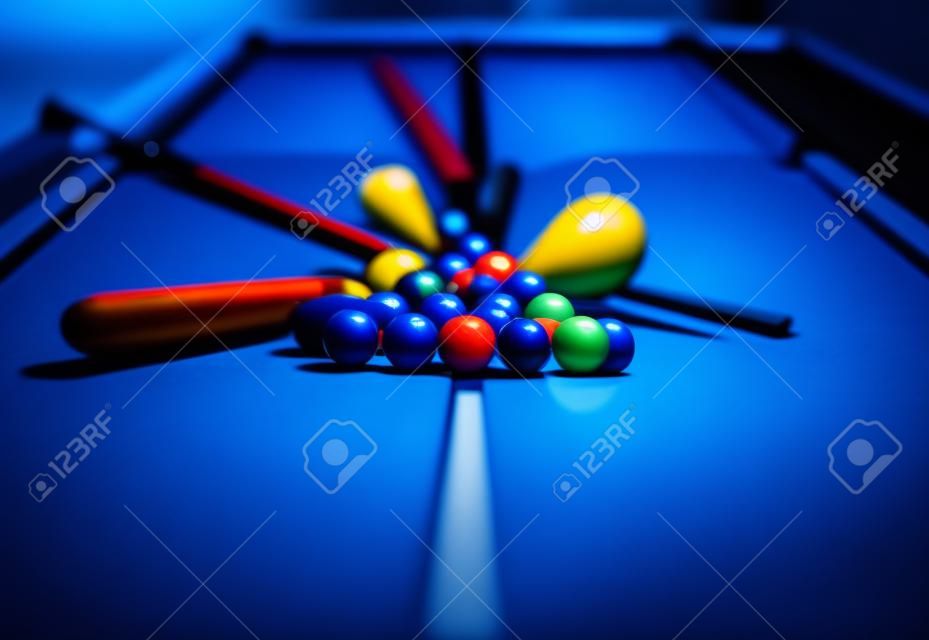 Kék biliárdasztal színes golyókat, elején a játék, lassított, lágy fókusz, snooker bár, szórakozás szórakozóhely, hobbi és sport koncepció