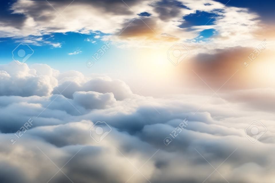 Fundo abstrato do céu ensolarado, bela paisagem em nuvem, no céu, vista sobre nuvens brancas fofas, conceito de liberdade