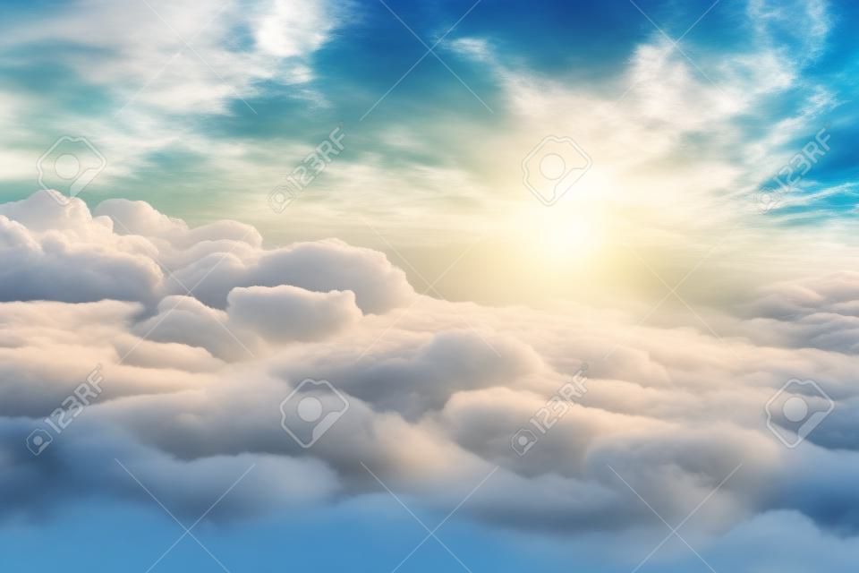 Güneşli gökyüzü arka plan, güzel cloudscape, cennete, beyaz kabarık bulutların üzerinde görmek, özgürlük kavramı