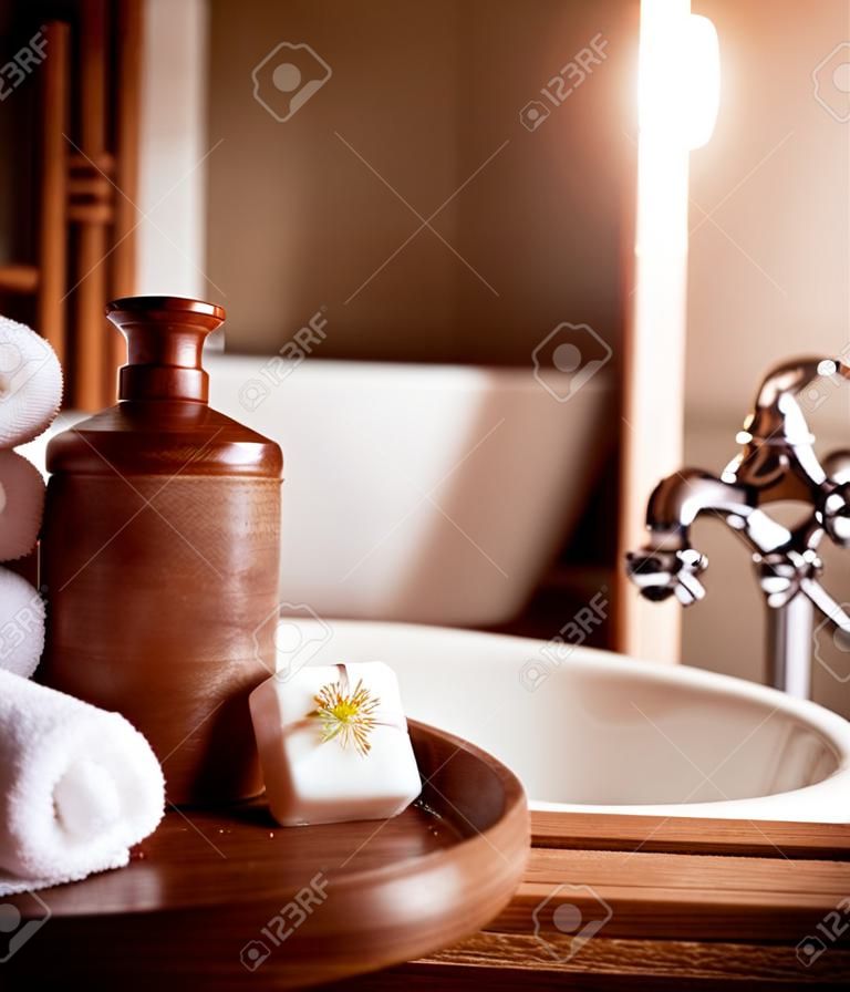 A luxus fürdőszobai belső tér, a stílusos barna részleteket fényes fehér törölközővel és fürdőkáddal kombinálják, pihenést nyújtanak a gyógyfürdő szállodában