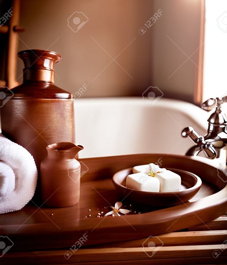 럭셔리 한 욕실 인테리어, 세련된 브라운 디자인 디테일, 밝은 흰색 타월 및 욕조, 스파 호텔에서의 휴식