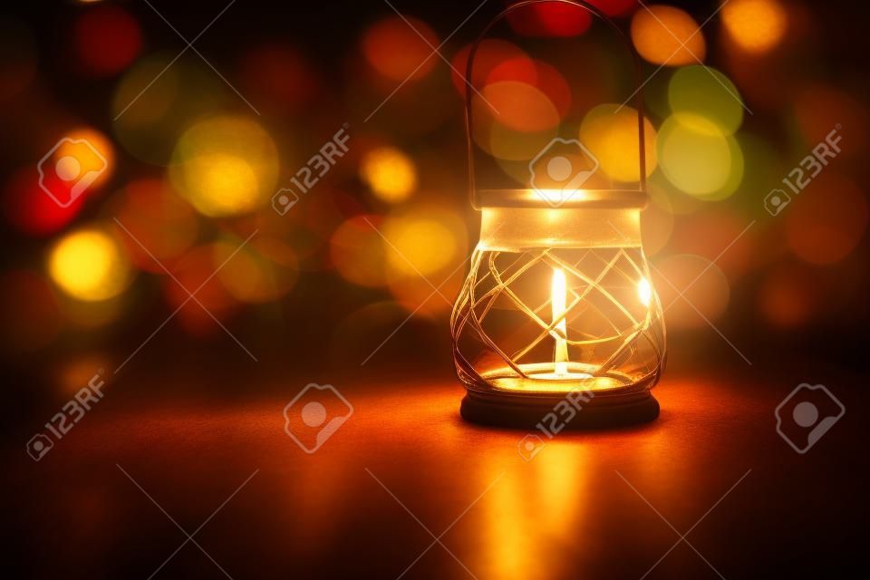 Hermoso candelabro vintage sobre fondo de luces borrosas, decoración acogedora en el interior del restaurante, ambiente romántico a la luz de las velas