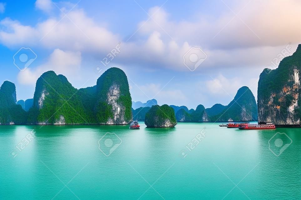 Ilhas rochosas em Halong Bay, Vietnã, Sudeste Asiático
