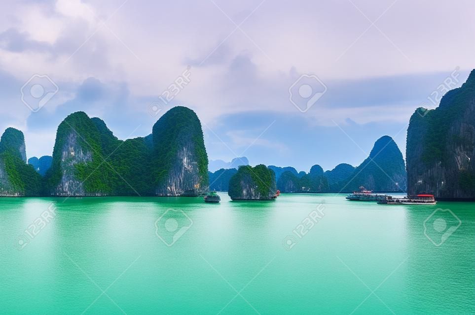 Ilhas rochosas em Halong Bay, Vietnã, Sudeste Asiático