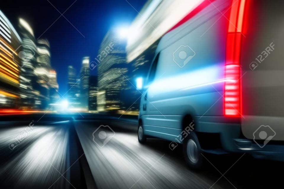 Snelle levering vrachtwagen rijden in de stad's nachts